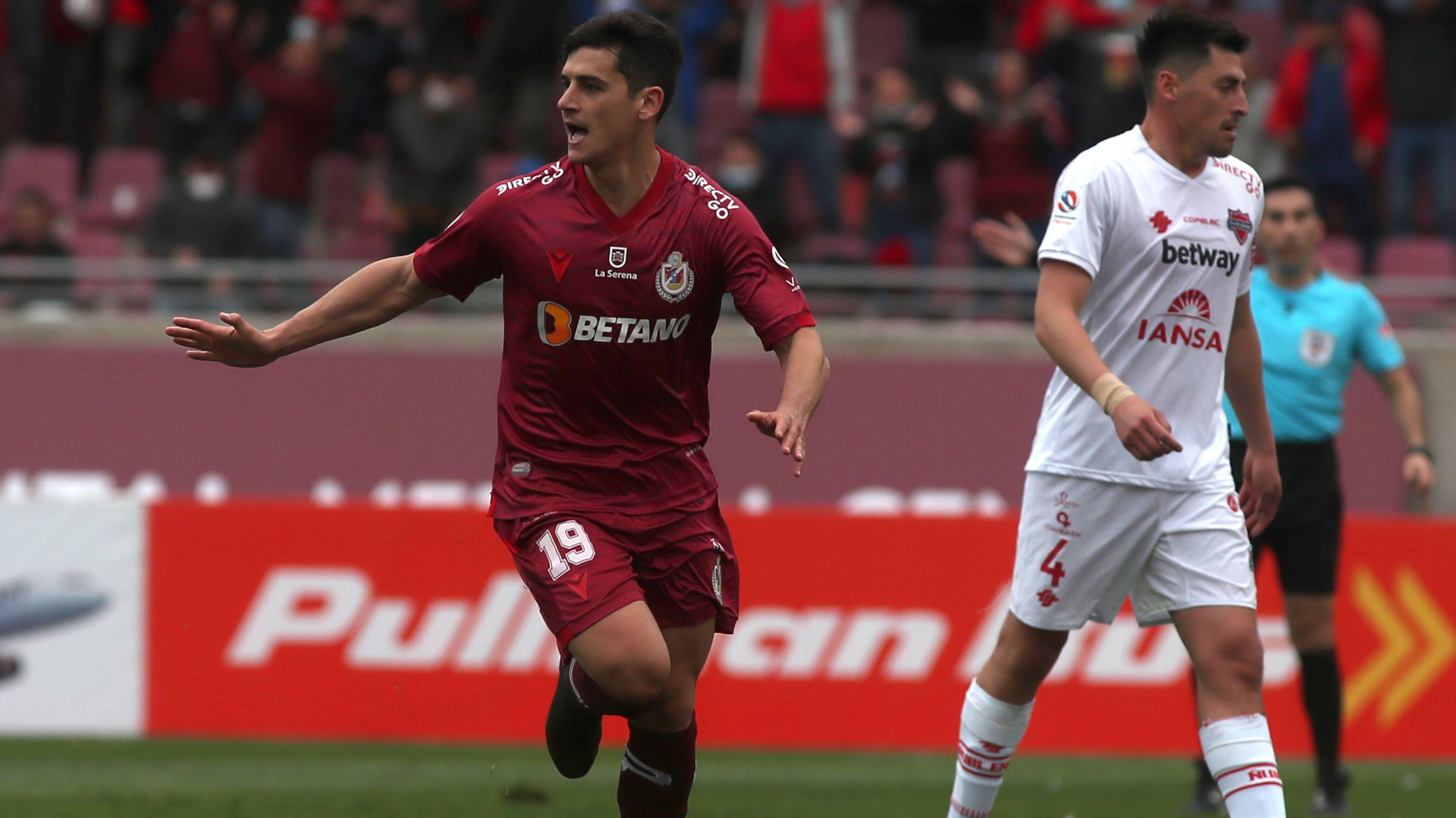 Santiago Dittborn celebra después de anotar el segundo gol del 3-0 de La Serena a Ñublense.