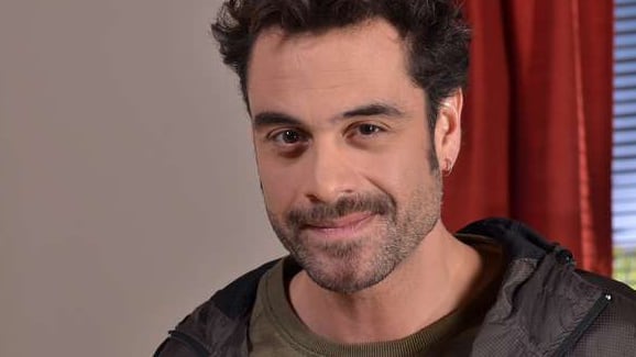 El actor Julio Jung Duvauchelle, hijo de Julio Jung y María Elena Duvauchelle, confesó en el programa “Podemos Hablar” de CHV, cuando trabajó en películas para adultos tras estudiar cine en la ciudad de Barcelona, España.
Eso sí, antes que los demás invitados y el animador Jean Philippe Cretton lo imaginaran desnudo frente a la cámara, aclaró cuál fue su participación en cinco largometrajes triple X.