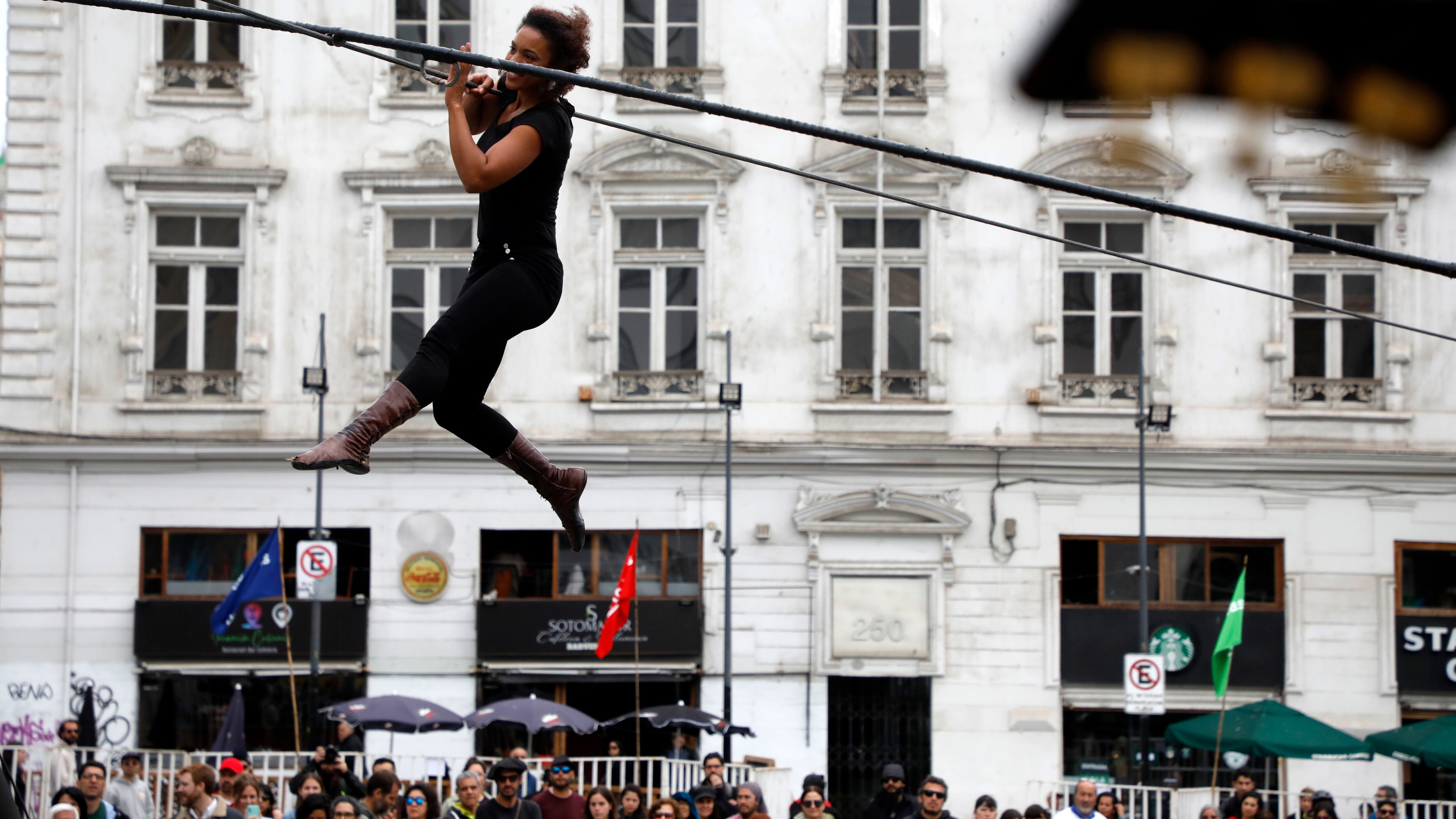 Se realiza el espectaculo de equilibrio Basinga de la compania francesa Soka Tira en la plaza Sotomayor como parte del festival Puerto Ideas.