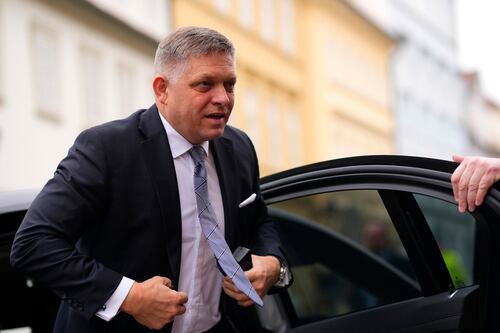Hombre acusado de intentar asesinar al primer ministro de Eslovaquia permanecerá en prisión 