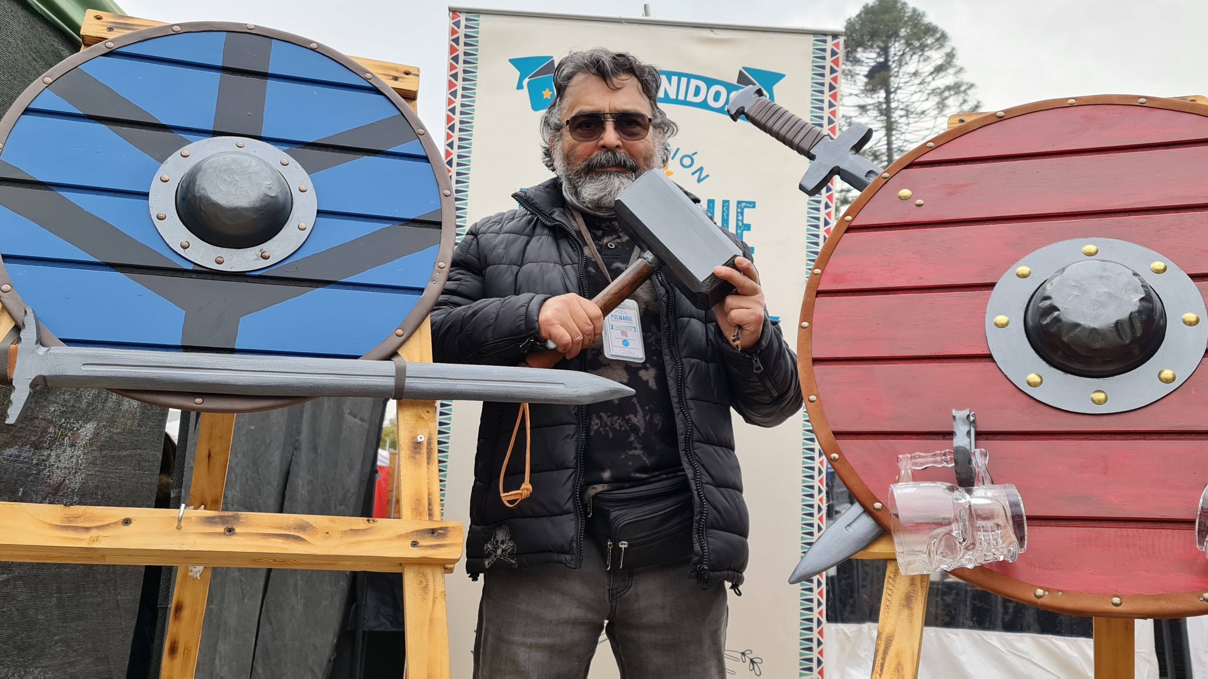 Francisco cansado de su trabajo y por un tema de saludo física y mental decidió dedicarse a dos de sus pasiones: la carpintería y la temática vikinga. Así nació @taller.elcorsario.