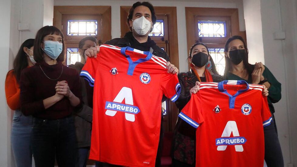 La ANFP, a través de la cuenta de Twitter de la selección nacional criticó duramente el uso de la camiseta de La Roja para promocionar la campaña del Apruebo.