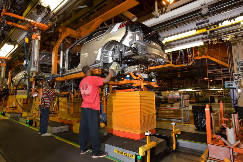 Acciones de empresas automotrices caen