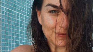 A través de un video en su cuenta de Instagram, Ingrid mostró el impresionante “antes y después” de la remodelación. “¡Terminé! Van a quedar locos”, adelantó.
“Así estaba… fea, yo lo sé. Le sacamos el muro, que era lo que más me cargaba”, relató la figura de Hijos del desierto.
Cruz contó que para darle un aire nuevo a la piscina, escogió un bello mosaico de tonalidad celeste, el que cubría toda la superficie.
Además, la pared la remodeló con una tonalidad similar y el muro lo cambió por cerámicos claros, otorgándole mucha más luminosidad a esta área.
“¡No! Es que se pasó. Soy tan feliz, ¡miren qué maravilla!”, exclamó la actriz, al mostrar el resultado.