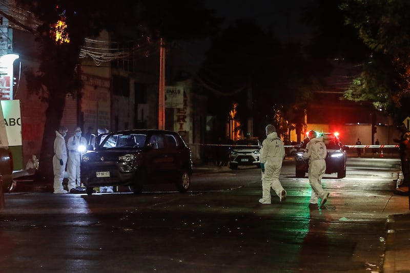 Delincuente atropelló a carabinero para evadir control y es baleado en Estación Central