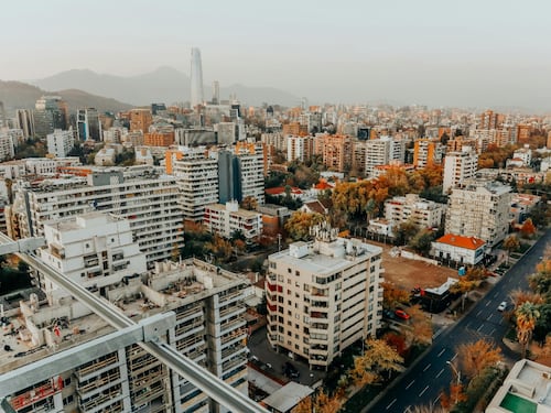 Oferta de propiedades en arriendos va a la baja en la RM: cada vez hay menos opciones para quienes buscan dónde vivir
