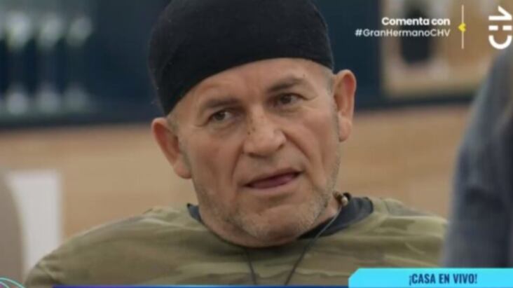 El reality Gran Hermano comienza a tomar forma
Francisco, uno de los inquilinos menos bulliciosos de “Gran Hermano”, fue uno de los protagonistas del capítulo de este jueves en el reality de Chilevisión, donde protagonizó una comentada pelea con Jennifer (“La Pincoya”).
Los problemas comenzaron cuando el hombre de 61 años comenzó a hablar en malos términos de Francisca. “¿Sabes por qué no pasa desapercibida? Si me preguntai a mí, es porque la encuentro ordinaria… Le dije a ella: teni ojos lindos y todo, pero abrís la boca…. Y dejai la cagada. ‘Si, en realidad me pasé de revoluciones’, me dijo ella”, rememoró en diálogo con la chilota, quien señaló que no estaba acostumbrada a convivir “con minas tan lindas”.
“Yo sí estoy acostumbrado, esa es la diferencia contigo”, respondió tosco Francisco.
En otro diálogo, ya en la cocina, el residente de Maipú criticó el uso de tatuajes de sus compañeras. ¿Por qué tantos dibujos que se hacen estas cabras? ¿Tantos tatuajes, digo yo?… ¿Es una moda rayarse el cuerpo?”, se preguntó mientras Jennifer explicaba que se trataba de una “moda”.
A continuación, “La Pincoya” confesó que se había hecho dos piercing por motivos laborales. Tras esto, el comentario de Francisco fue el siguiente: “Es como los chanchos para que no se pierdan, para que no anden escarbado en las plantas”.
“Eres chapado a la antigua. Lo que tú dices no más está bien”, reaccionó Jennifer. “En los tatuajes doy mi opinión, pero cada loco con su tema”, respondió él.
El momento que quebró la armonía ocurrió mientras se realizaba una prueba y ambos debían permanecer juntos. “Tengo sueño, pos… Ya, ya, ya”, gritó para que Jennifer lo dejara dormir y no contara sus “historias”. “Había una vez una pareja de amigos que no eran tan amigos…”, comenzó a bromear. “¡Un alicate para soltarle los cables a esta vieja, para que se quede callada un rato!”, respondió Francisco.
“Oye, la gente me está viendo… Sabís qué, chao no más. Cagaste conmigo”, le respondió enfática. “Típico hueón machista, mala clase… Terminó el hueveo, ahora estamos en guerra con él”, añadió después, ya lejos de Francisco.
El momento que quebró la armonía ocurrió mientras se realizaba una prueba y ambos debían permanecer juntos. “Tengo sueño, pos… Ya, ya, ya”, gritó para que Jennifer lo dejara dormir y no contara sus “historias”. “Había una vez una pareja de amigos que no eran tan amigos…”, comenzó a bromear. “¡Un alicate para soltarle los cables a esta vieja, para que se quede callada un rato!”, respondió Francisco.