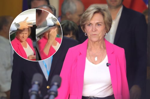 Evelyn Matthei realizó obsceno gesto a la prensa en acto de apoyo a José Antonio Kast