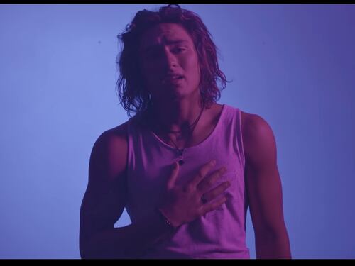Siempre fiel: Toarii Valantin no quiso besar a una modelo en su primer videoclip por estar pololeando