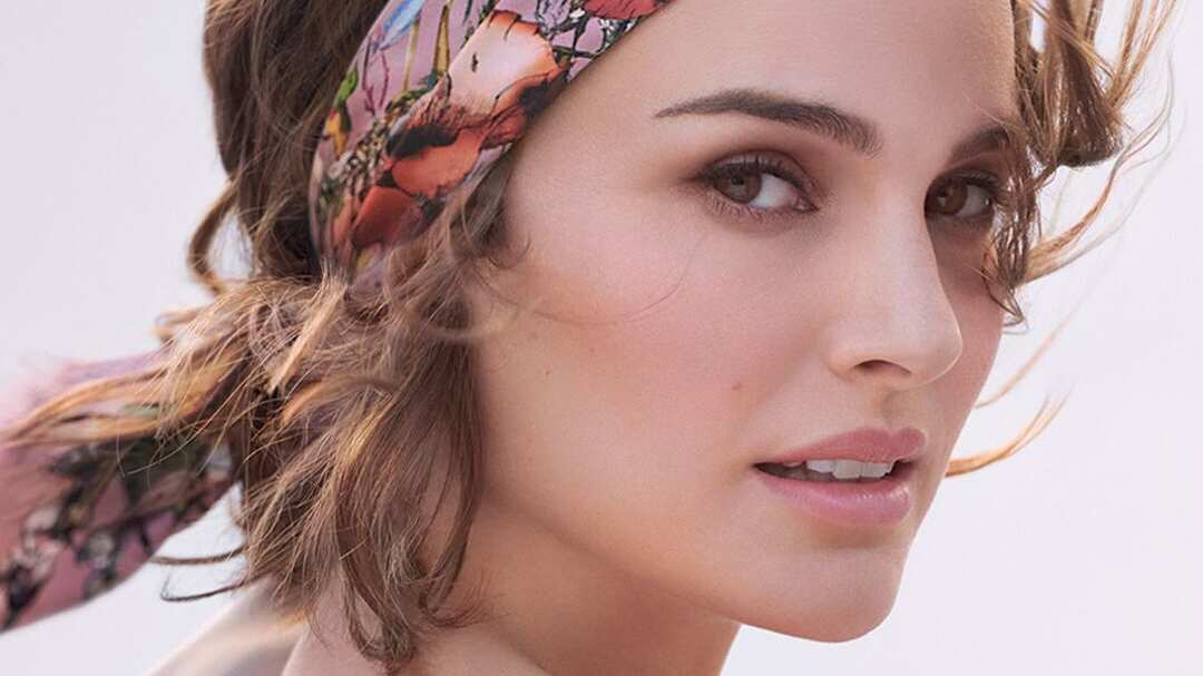 Natalie Portman prova que o sutiã à mostra ainda está em alta para mulheres 40+