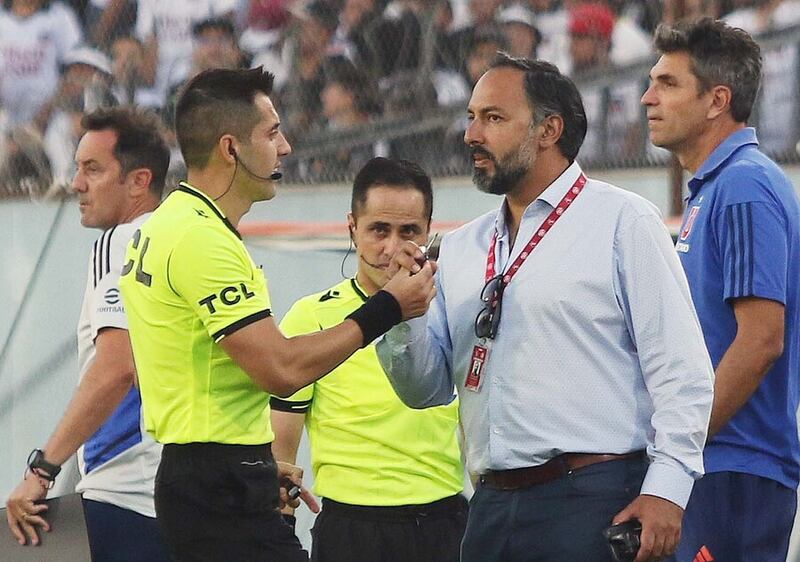 Cristián Garay entregando la cortapluma a los encargados de la ANFP