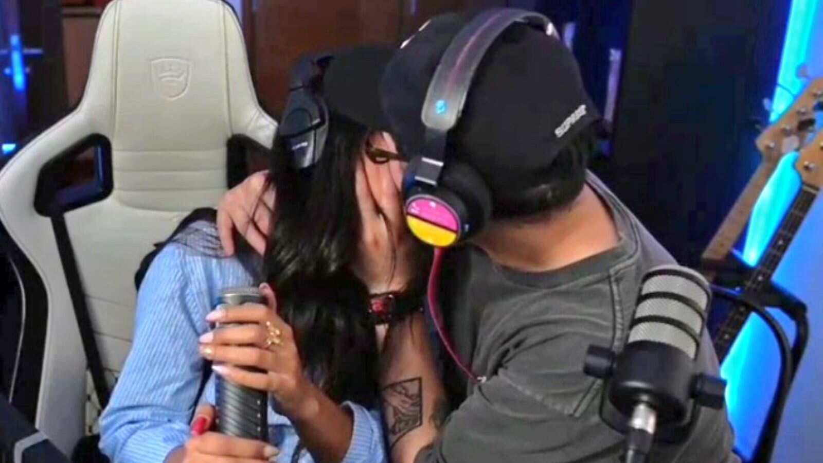 "Eskarcita" se da un beso con "Julitroz"