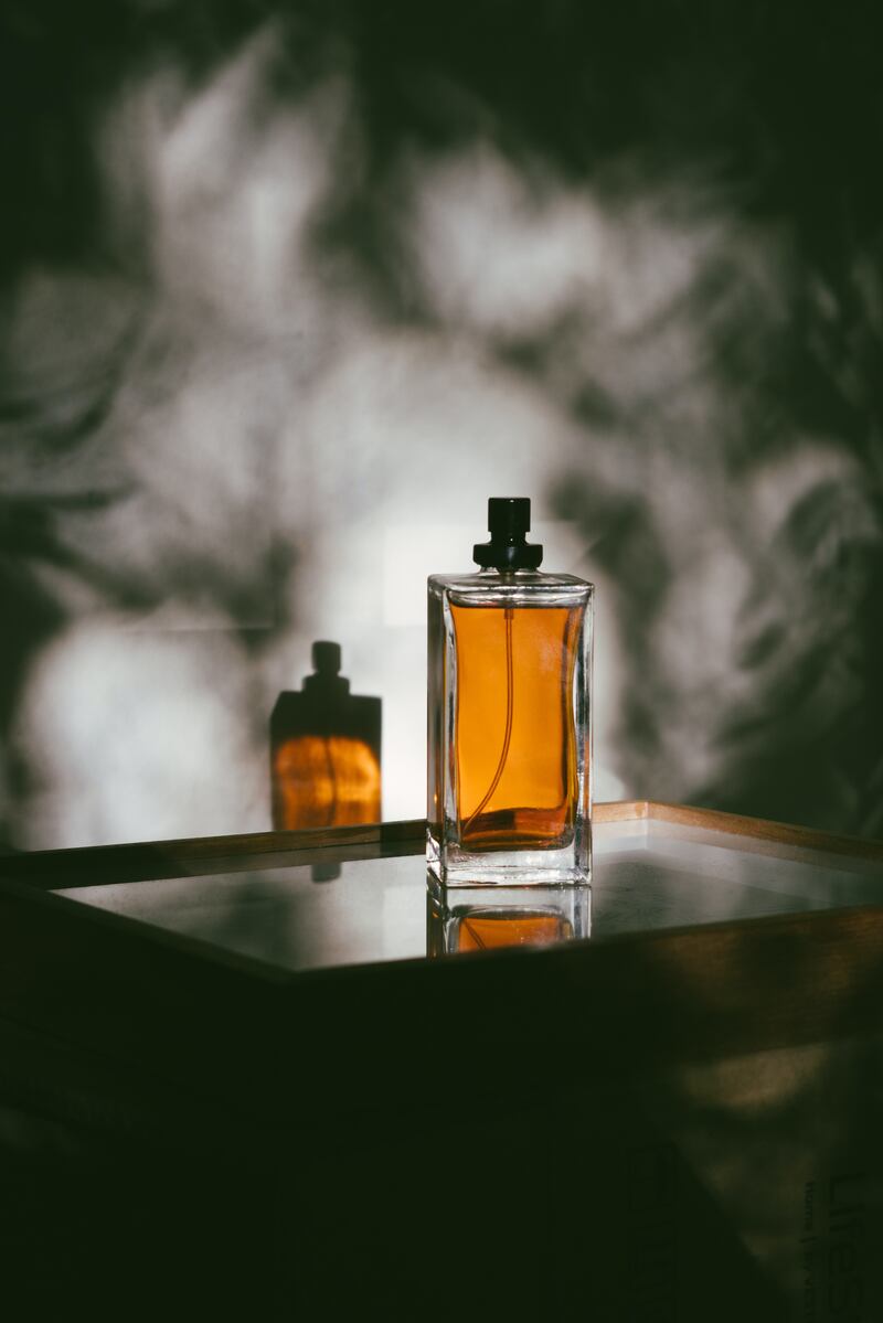 Frasco de perfume com líquido marrom
