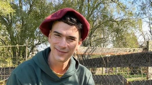 El actor está dedicado a la jardinería