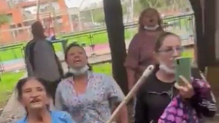 Señoras homofóbicas atacando a una pareja gay