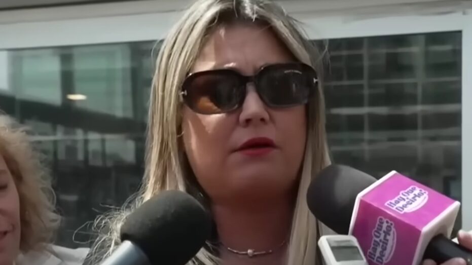 Denisse Campos se querella contra su gemela Daniella Campos.