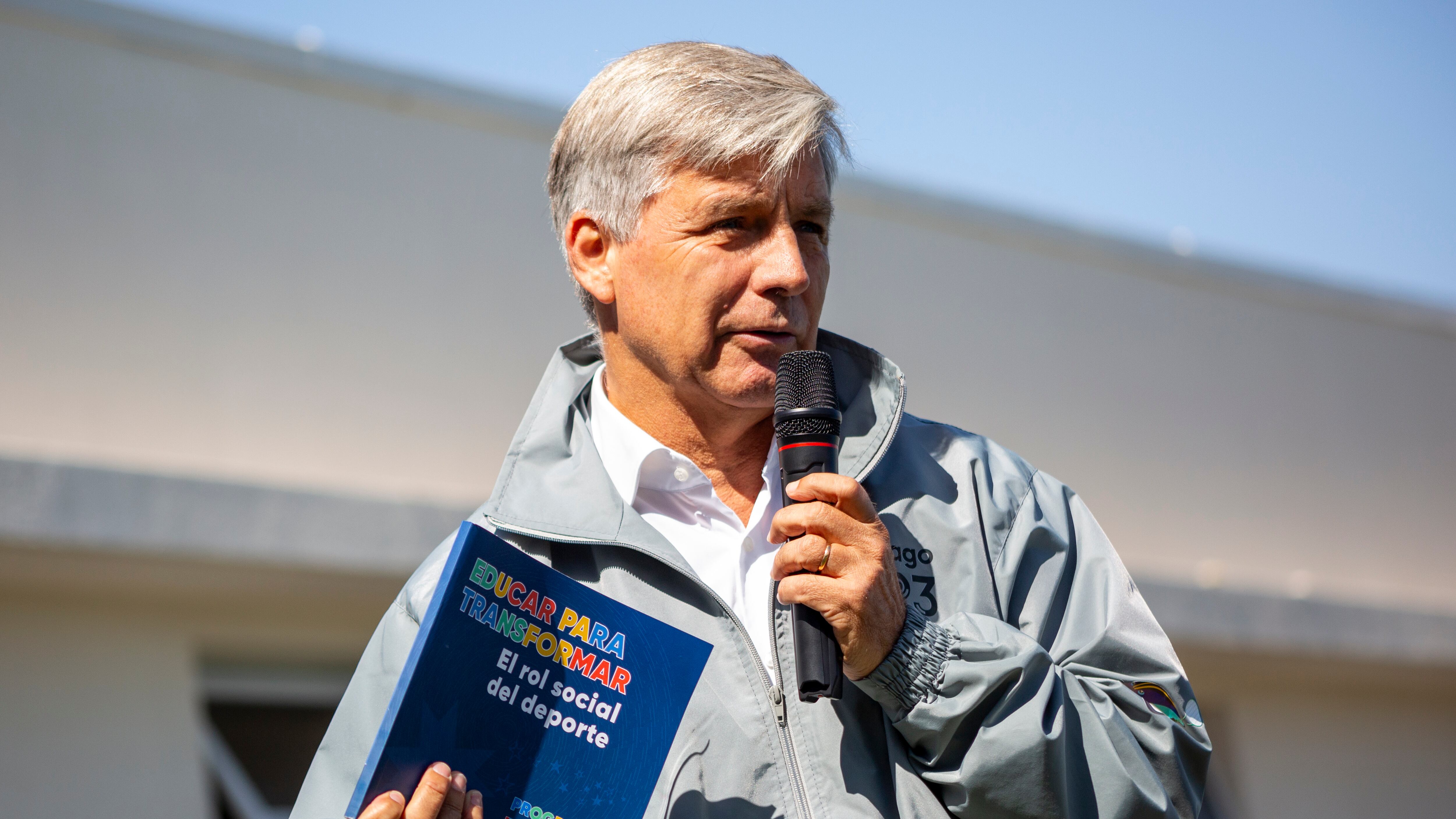 Lanzamiento del libro “Educar para transformar: el rol social del deporte” Santiago 2023 | 05 de diciembre 2023 / ÑUÑOA
La corporación “Santiago 2023” presenta el libro “Educar para transformar: el rol social del deporte”. La publicación recoge la experiencia y resultados del Programa de Educación de los Juegos, aplicado en los colegios de las comunas sede.
En la foto: Harold Mayne Nicholls, director ejecutivo Santiago 2023.
FOTO:FRANCISCO VICENCIO / AGENCIAUNO