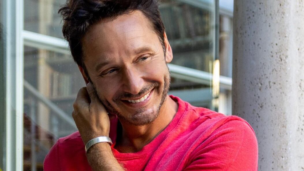 El actor Benjamín Vicuña presentó por primera vez a sus cinco hijos en una sesión de fotos de una revista de espectáculos.