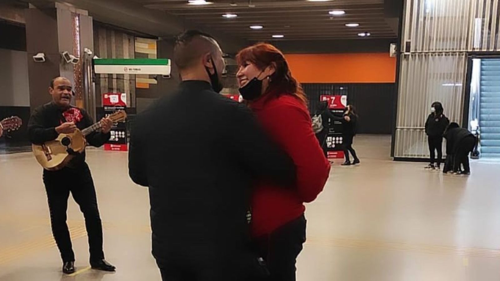 Hombre le pidió matrimonio a su pareja en el Metro: ¡Hasta llevó mariachis!