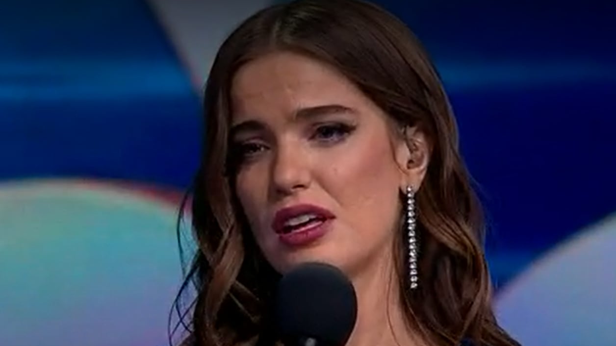 Este domingo, Millaray Viera se despidió en pantalla de Yo Soy, donde no pudo contener la emoción ante las palabras de su equipo y sus excompañeros de programa.
El sentido adiós hacia la animadora se generó al cierre del capítulo, y tuvo una duración de más de 10 minutos, donde sorprendieron a quien condujo el formato durante cuatro años.