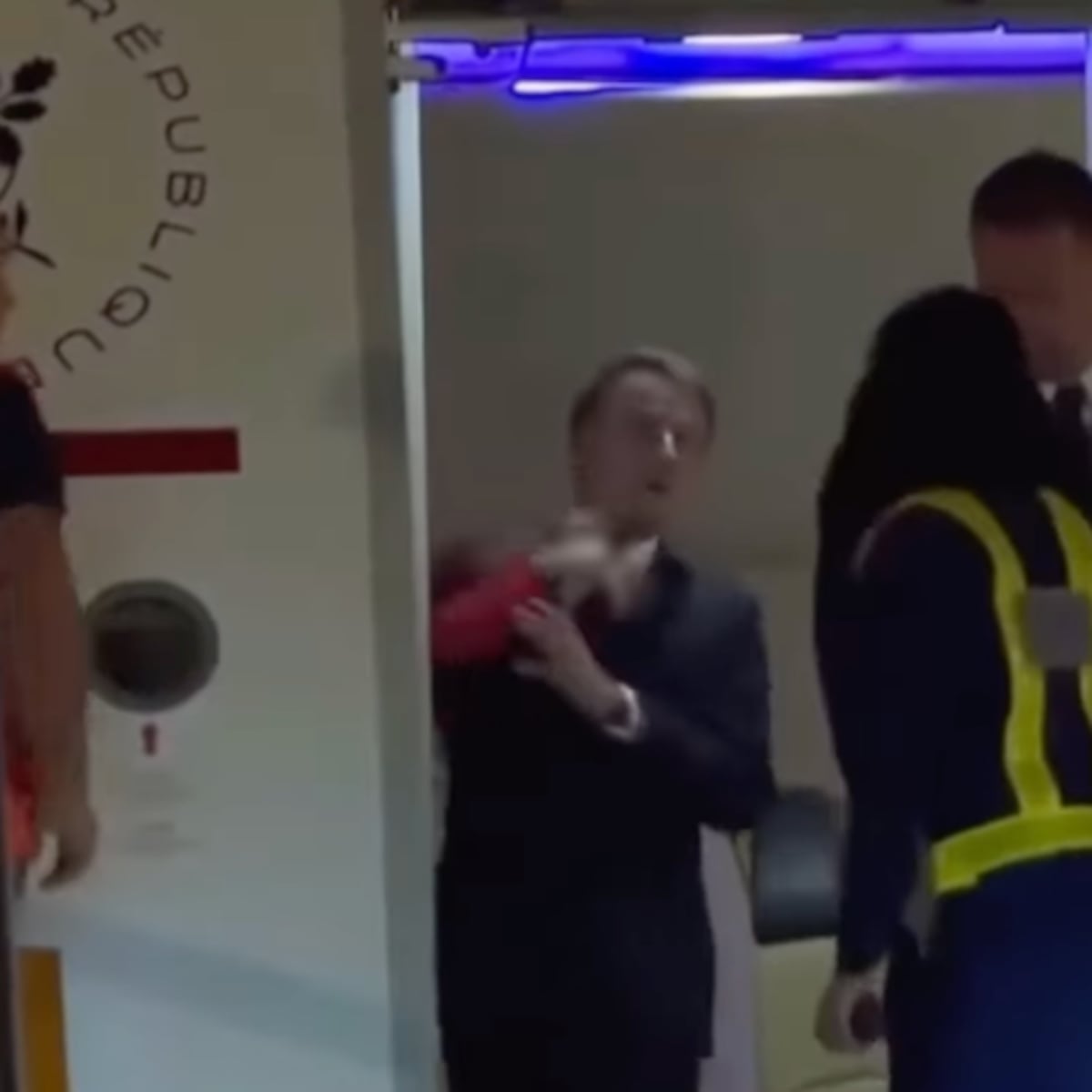 Escándalo: Macron es empujado por su esposa en público Escándalo: Macron es empujado por su esposa en público