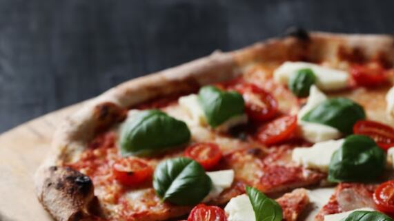 ¡Hora de pizza! Sabrosa pizza tradicional casera, receta italiana.