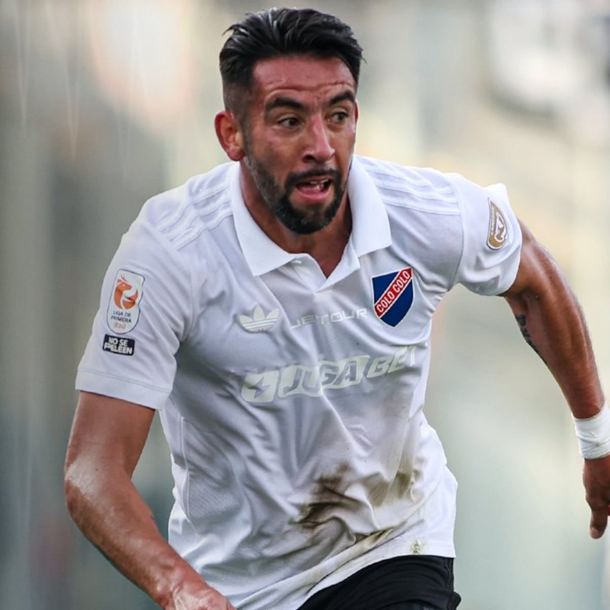 Colo Colo enfrenta críticas por ausencia de Mauricio Isla en el Superclásico Colo Colo enfrenta críticas por ausencia de Mauricio Isla en el Superclásico