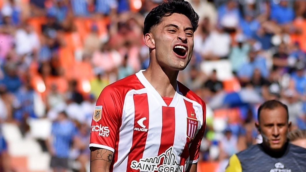 El delantero de Estudiantes de La Plata se mantiene hospitalizado luego de sufrir una serie de convulsiones en el partido del fin de semana pasado frente a Boca Juniors.