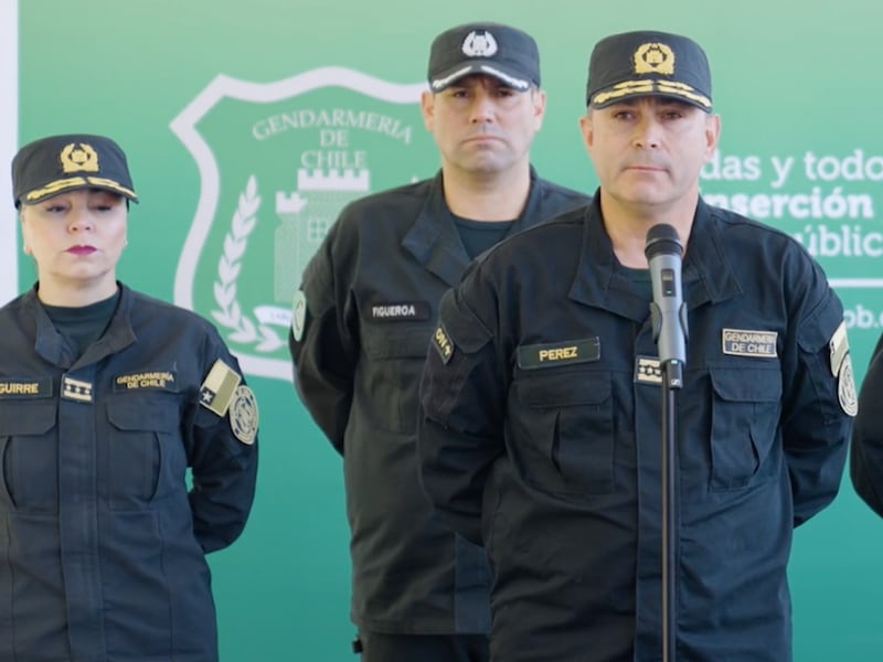 Gendarmería sancionará “con máximo rigor” a funcionarios que puedan estar involucrados en asado con alcohol realizado por internos en Santiago 1