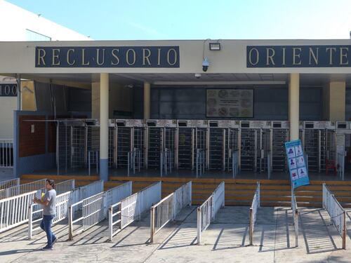 ¡Los descubrieron! Mujer policía tiene relaciones con reo al interior de celda