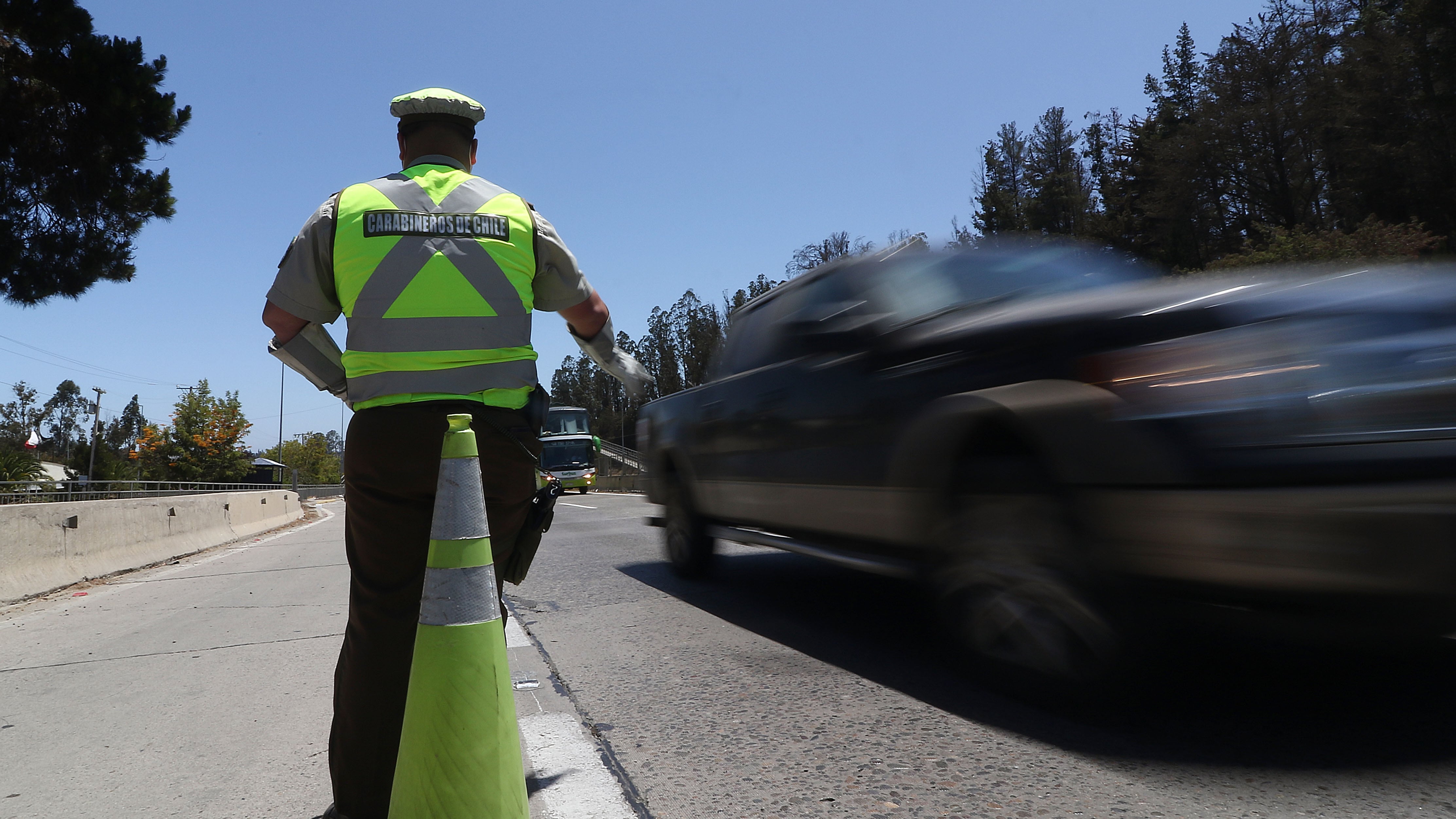 Un efectivo de Carabineros controla el tránsito | AGENCIA UNO