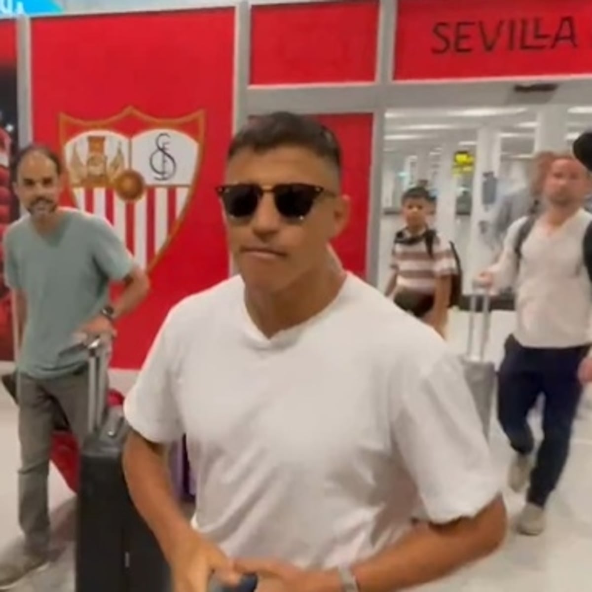 Alexis Sánchez firma por un año con Sevilla tras dejar Udinese Alexis Sánchez firma por un año con Sevilla tras dejar Udinese