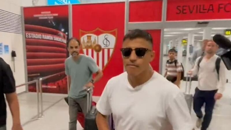 Alexis Sánchez se desvincula de Udinese y llega a España para firmar por un año con Sevilla: aseguran que será “complemento para el ataque” y no suplente