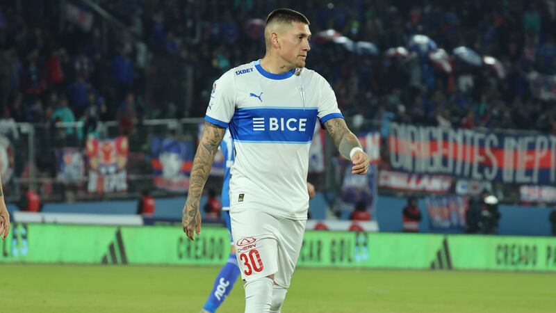 Cruzados explicó porqué Nico Castillo se fue del país tras clásico universitario y delantero de la UC volvió a burlarse de la U