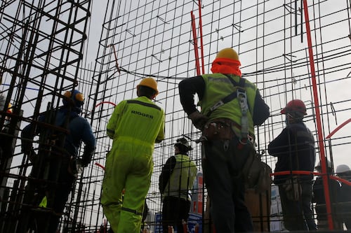 Ayudó la construcción, comercio y transporte: Desempleo cayó a un 8,5% en trimestre junio-agosto