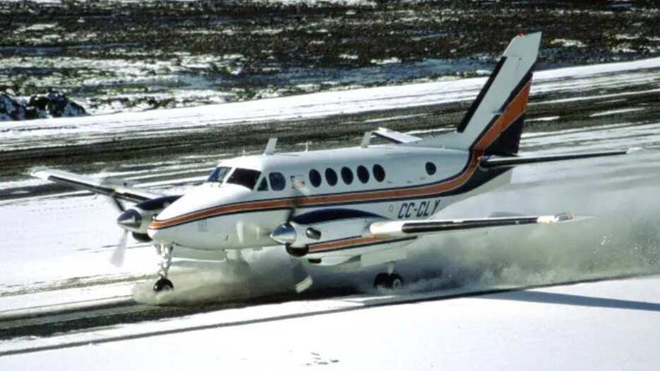 Avión pierde su puerta