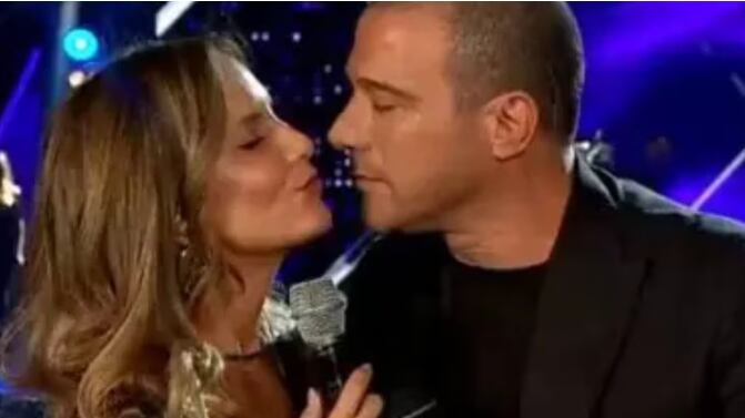 Durante la final del estelar Yo soy (CHV), conducido por Emilia Daiber, estuvieron como invitados Diana Bolocco y Julián Elfelbein, quienes animarán en el próximo estelar de talentos, The voice Chile.
Tras la aparición de ambos rostros, como suele ocurrir, el público empezó a pedir “el beso, el beso, el beso”, entonando el repetido cántico.
Ante eso, Julián aseguró que “esto ya pasó de moda”. Sin embargo, le contestó que “si hay consentimiento, sí (se puede)”. Luego, él agregó: “Solo si tú me lo permites…”.