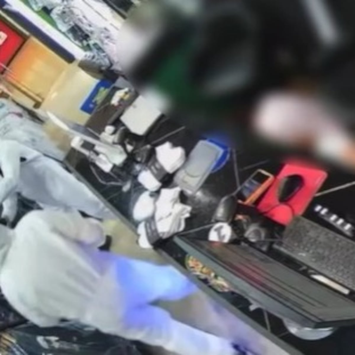 Violento asalto en mall de Maipú: banda con overoles blancos dispara y roba Violento asalto en mall de Maipú: banda con overoles blancos dispara y roba