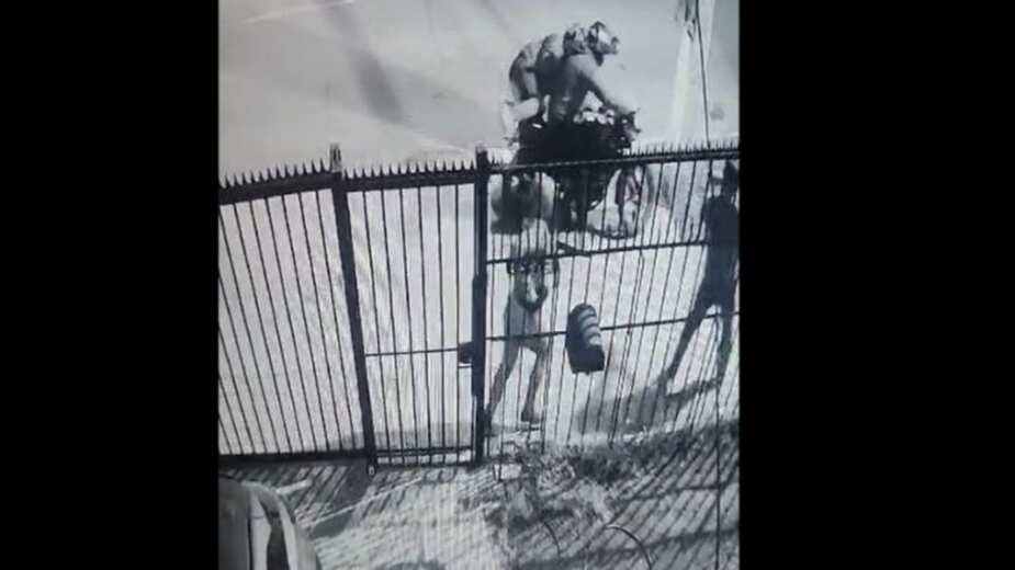 Lo que se supone sería un romántico paseo en pareja, junto a la mascota de la casa, terminó en la muerte de un delincuente, quien fue abatido a punta de pistola por un funcionario de la Policía de Investigaciones (PDI) y quedó tirado en la vía pública, en la comuna de Estación Central.
Según se pudo apreciar en imágenes de cámaras de seguridad, dos personas caminaban por la vereda junto a su perro, cuando se acercan dos hombres arriba de una motocicleta, con la clara intención de asaltarlos.
Fue ahí cuando los funcionarios sacaron rápidamente sus armas de fuego y dispararon contra los sujetos, quienes dejaron tirada la motocicleta e iniciaron la huida a pie, tal como informó el Jefe de la Biro Occidente, Agustín Urbina.
“Una pareja de detectives que caminaba por pasaje Las Magnolias paseando a una mascota, fueron abordados de manera repentina por dos sujetos a bordo de una motocicleta”.
“uYo de los sujetos portaba un arma de fuego, por lo que uno de los funcionarios se identifica como tal, efectuando cerca de tres disparos, lo que generó la huida de los antisociales”, agregó.
Sin embargo, producto de los disparos uno de los sujetos cayó al suelo, falleciendo en el lugar producto de la herida. Se trataría del conductor de la moto, a quien persiguieron los funcionarios PDI.
“A los pocos metros uno de ellos cayó abatido, mientras que el segundo sujeto se dirigió hacia el oriente, despojándose de sus vestimentas”.
El segundo hombre en tanto, logró escapar del lugar y permanece prófugo. Si desconoce si resultó herido a bala.