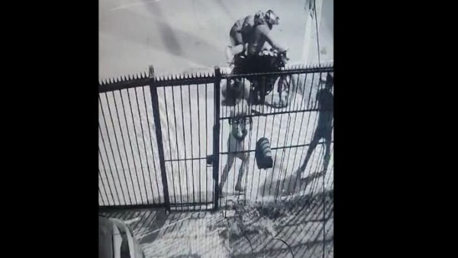 Lo que se supone sería un romántico paseo en pareja, junto a la mascota de la casa, terminó en la muerte de un delincuente, quien fue abatido a punta de pistola por un funcionario de la Policía de Investigaciones (PDI) y quedó tirado en la vía pública, en la comuna de Estación Central.
Según se pudo apreciar en imágenes de cámaras de seguridad, dos personas caminaban por la vereda junto a su perro, cuando se acercan dos hombres arriba de una motocicleta, con la clara intención de asaltarlos.
Fue ahí cuando los funcionarios sacaron rápidamente sus armas de fuego y dispararon contra los sujetos, quienes dejaron tirada la motocicleta e iniciaron la huida a pie, tal como informó el Jefe de la Biro Occidente, Agustín Urbina.
“Una pareja de detectives que caminaba por pasaje Las Magnolias paseando a una mascota, fueron abordados de manera repentina por dos sujetos a bordo de una motocicleta”.
“uYo de los sujetos portaba un arma de fuego, por lo que uno de los funcionarios se identifica como tal, efectuando cerca de tres disparos, lo que generó la huida de los antisociales”, agregó.
Sin embargo, producto de los disparos uno de los sujetos cayó al suelo, falleciendo en el lugar producto de la herida. Se trataría del conductor de la moto, a quien persiguieron los funcionarios PDI.
“A los pocos metros uno de ellos cayó abatido, mientras que el segundo sujeto se dirigió hacia el oriente, despojándose de sus vestimentas”.
El segundo hombre en tanto, logró escapar del lugar y permanece prófugo. Si desconoce si resultó herido a bala.