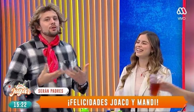 El argentino y su pareja confirmaron este lunes en el programa de Mega el embarazo de Amanda Martínez.