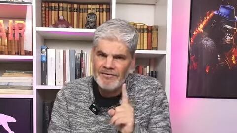 El periodista deportivo en su programa de streaming.