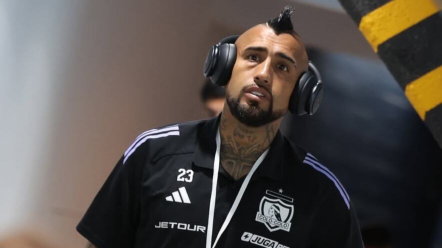 El King respondió en redes sociales a sus críticos por haber sido expulsado en derrota de Colo Colo ante Racing Club.