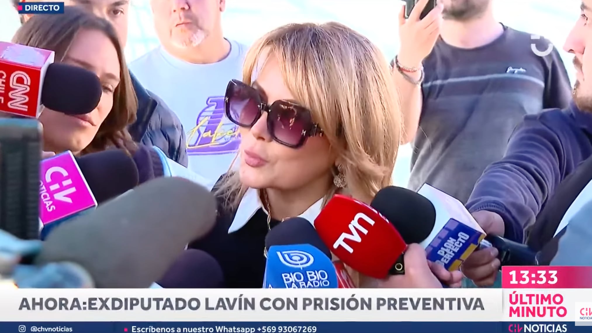 Cathy Barriga salió muy afectada del Centro de Justicia luego que su esposo quedara en prisión preventiva