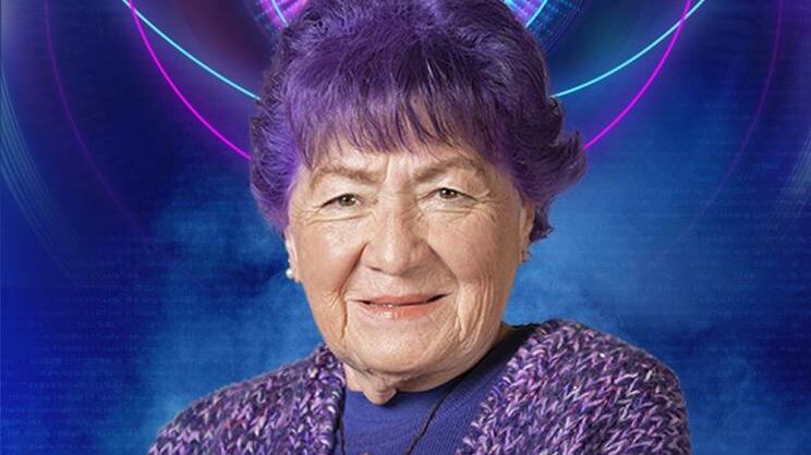 El ingreso al reality Gran Hermano de Mónica Ramos, una adulta mayor de 77 años, generó empatía en los cibernautas, quienes rápidamente le dieron su apoyo en redes sociales y la quisieron adoptarla como su propia abuela. Sin embargo, fue su verdadera nieta quien la funó en redes sociales.
Esto, por ser “encubridora” de su padre, quien sería un deudor de la pensión de alimentos.
Esta señora es mi “abuela”, pero jamás le he dicho así. Es la mamá de mi papá, un papito corazón que le debe 22 millones a mi hermano, hay demanda hace años y no ha pagado nada. Soy testigo cómo ella ha encubierto a su hijo. Además somos tres hijos, en el video menciona solo a dos sus nietos (hijos de mi tía), porque nosotros jamás existimos para ella”, publicó la joven, desde la cuenta @dandelalu.
Producto de ello, llamó a los televidentes a no idolatrarla, puesto que no sería una abuela tan tierna ni amorosa como se ve en TV.
“No idolatren gente que no conocen, ella es una encubridora y ha echado en múltiples ocasiones a mis hermanos de su casa cuando han ido para defender algo justo”, acusó.
