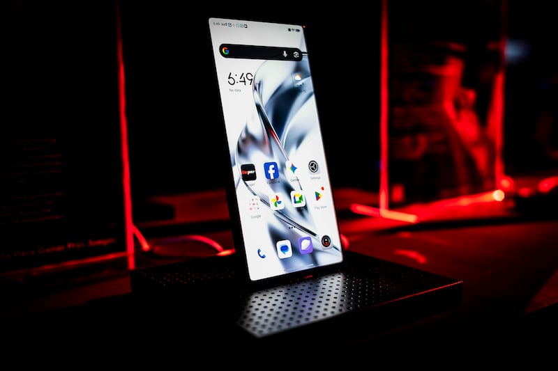 El REDMAGIC 11 Pro, un smartphone de la marca REDMAGIC pensando en gamers, destaca por ser el primer teléfono celular del mundo con refrigeración líquida. Foto: Cortesía.