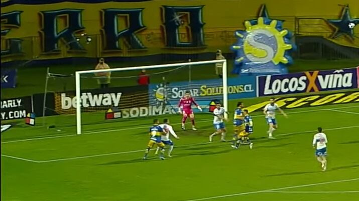 El juez Cristián Garay anuló un gol de Everton al considerar que hubo infracción sobre el "Huaso".