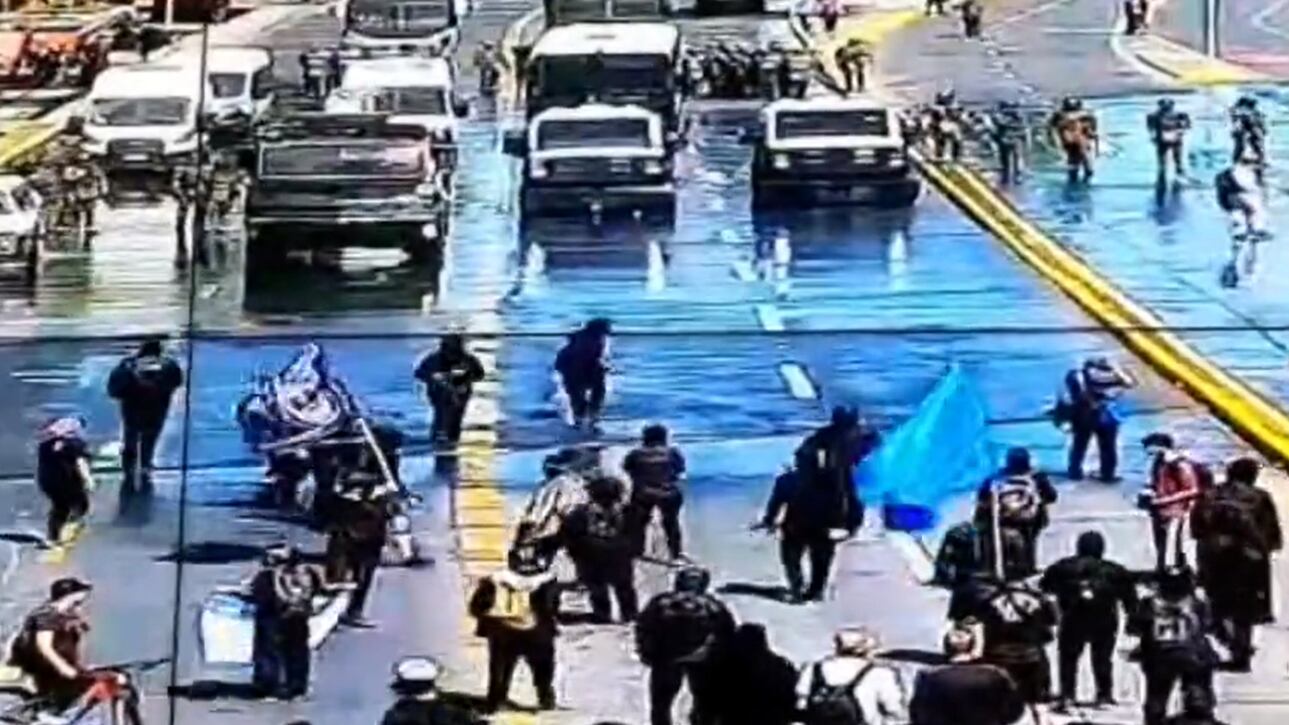 Durante la tarde de este lunes se han reportado algunos desórdenes en el centro de Santiago, en medio de una manifestación que se realiza en el marco de la conmemoración de un nuevo 12 de octubre. Según informó Carabineros ya hay dos detenidos. "Al momento, en el sector de Alameda y de forma preliminar, Personal de Orden Público (COP) logra la detención de dos sujetos encapuchados", escribieron desde Prefectura Central en Twitter.