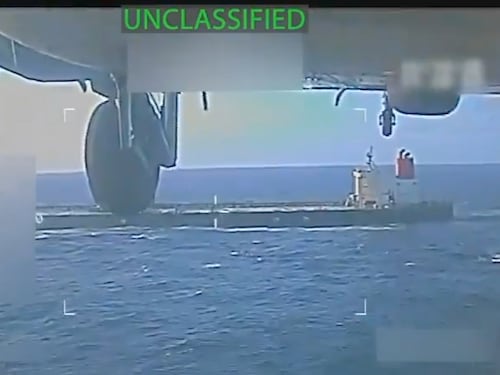 Trump aumenta la presión sobre Maduro: ordena bloqueo de “buques petroleros sancionados” que se dirijan a Venezuela