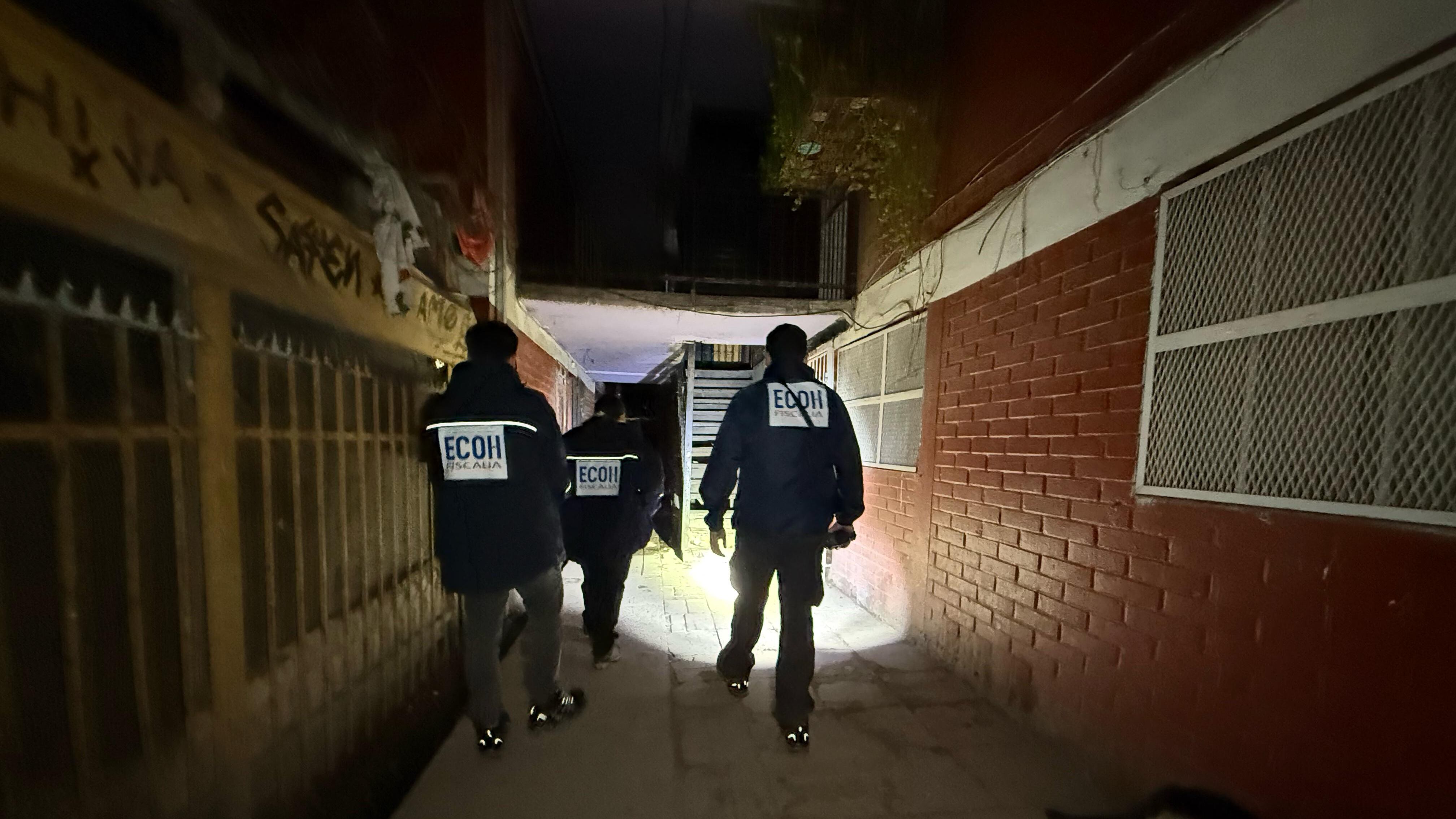 Baleados a quemarropa murieron dos hombres que se encontraban al interior de un resguardado narco bunker en la comuna de Cerrillos.
Se trata de un departamento que tiempo atrás fue allanado por Carabineros, pero volvió a ser ocupado para la venta de drogas.
El lugar contaba con cámaras de seguridad en los dos accesos que estaban ampliamente custodiados, precisamente para protegerse de las bandas rivales y advertir la presencia policial.
Eso da a entender que los sicarios eran conocidos de los asesinados, quienes permitieron el ingreso al departamento, sin imaginar que serían acribillados.
El crimen ocurrió a eso de la 01:40 horas de la madrugada, cuando Carabineros recibió el aviso de una balacera en el sector de América Indígena con Folclor Religioso.
Al llegar al inmueble, hallaron los dos cuerpos sin vida con múltiples heridas de bala.
“Desconocidos ingresaron al inmueble que tiene dos vías de ingreso, y cámaras de seguridad en el interior y exterior. De acuerdo a la dinámica que se puede observar hasta ahora, les dispararon y fallecieron en el lugar para luego huir. Estamos verificando si con especies o no de propiedad de las víctimas”, explicó la fiscal ECOH Claudia España, consignó ADN.
Además, agregó que los sujetos huyeron con las grabaciones de las cámaras, tras el doble homicidio.